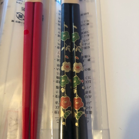 NEW Set of 4 Pairs of Reusable Authentic Japanese Chopsticks Red Black - Picture 2 of 5